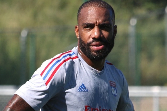 Cuu tien dao Arsenal bi 10 vet ong dot hinh anh