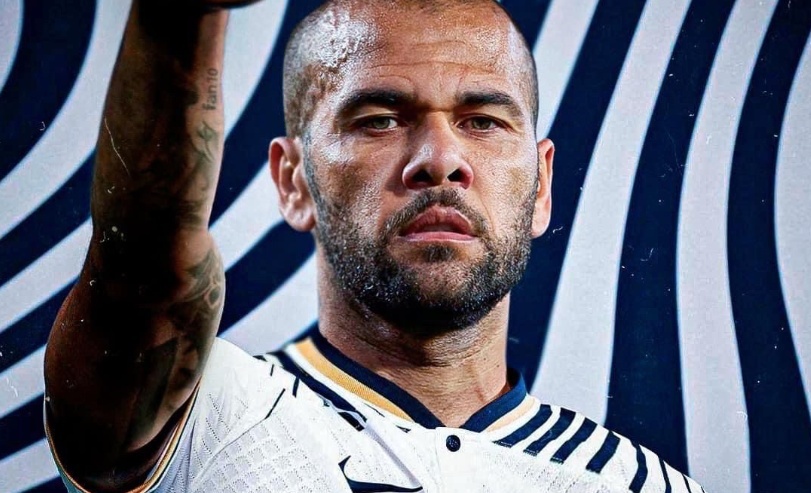 Dani Alves co ben do moi o tuoi 39 hinh anh
