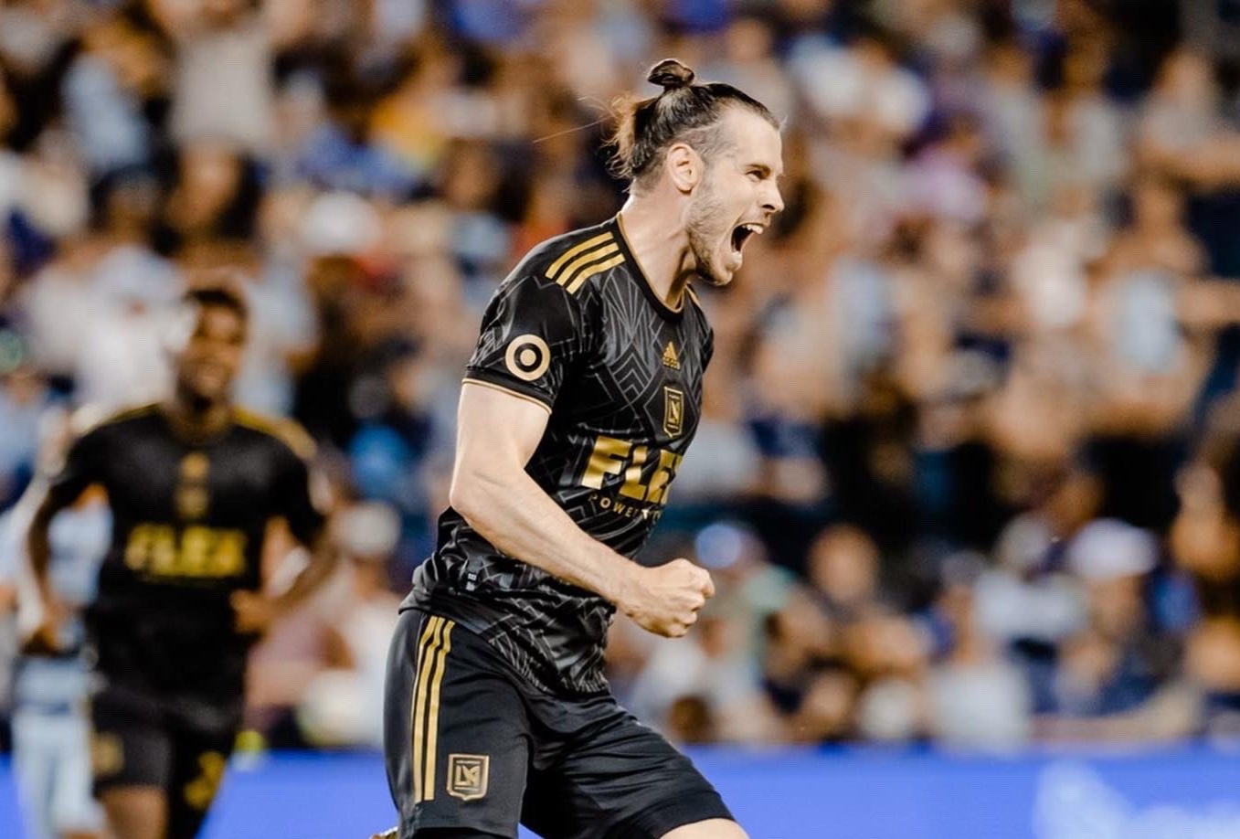 Bale co ban dau tien trong mau ao CLB moi anh 1