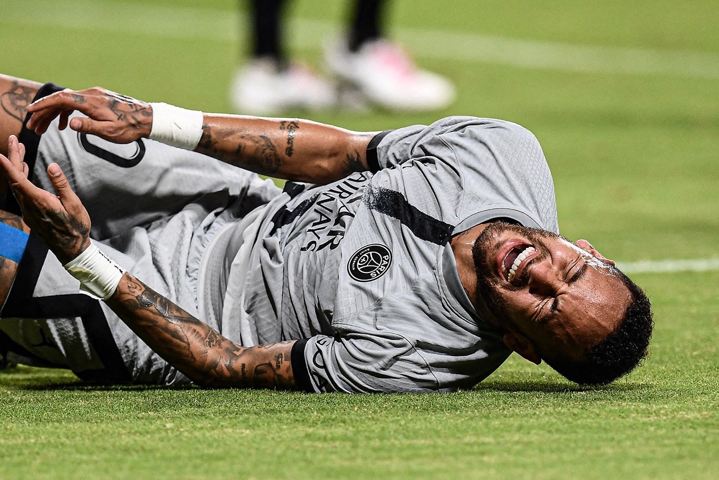 Phan ung cua Neymar khi bi to an va lo lieu hinh anh