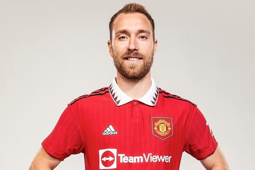 MU cong bo so ao cua Eriksen, Martinez hinh anh