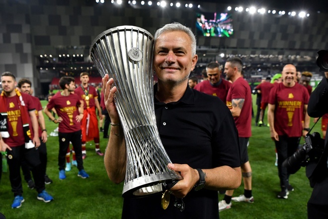 Mourinho bien Roma thanh doi bong dang gom anh 1