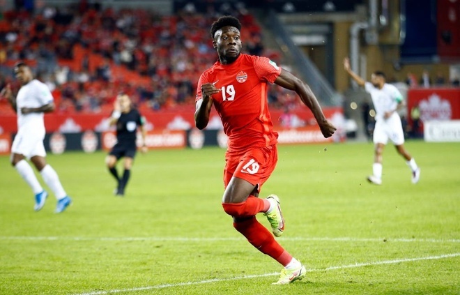 Cu chi cao dep cua Alphonso Davies anh 1