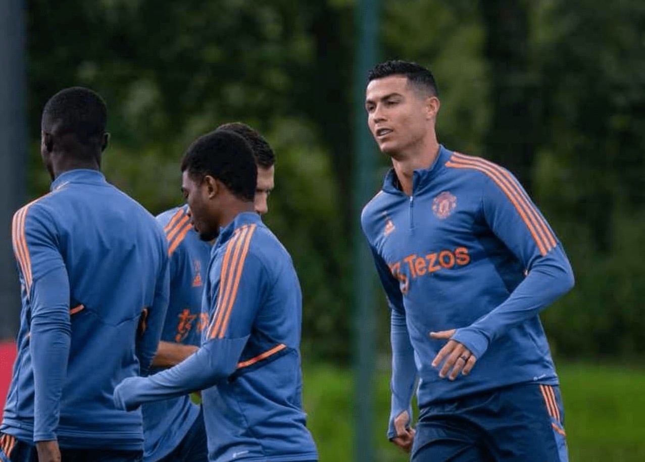 Ronaldo the hien su chuyen nghiep trong buoi tap cua MU hinh anh