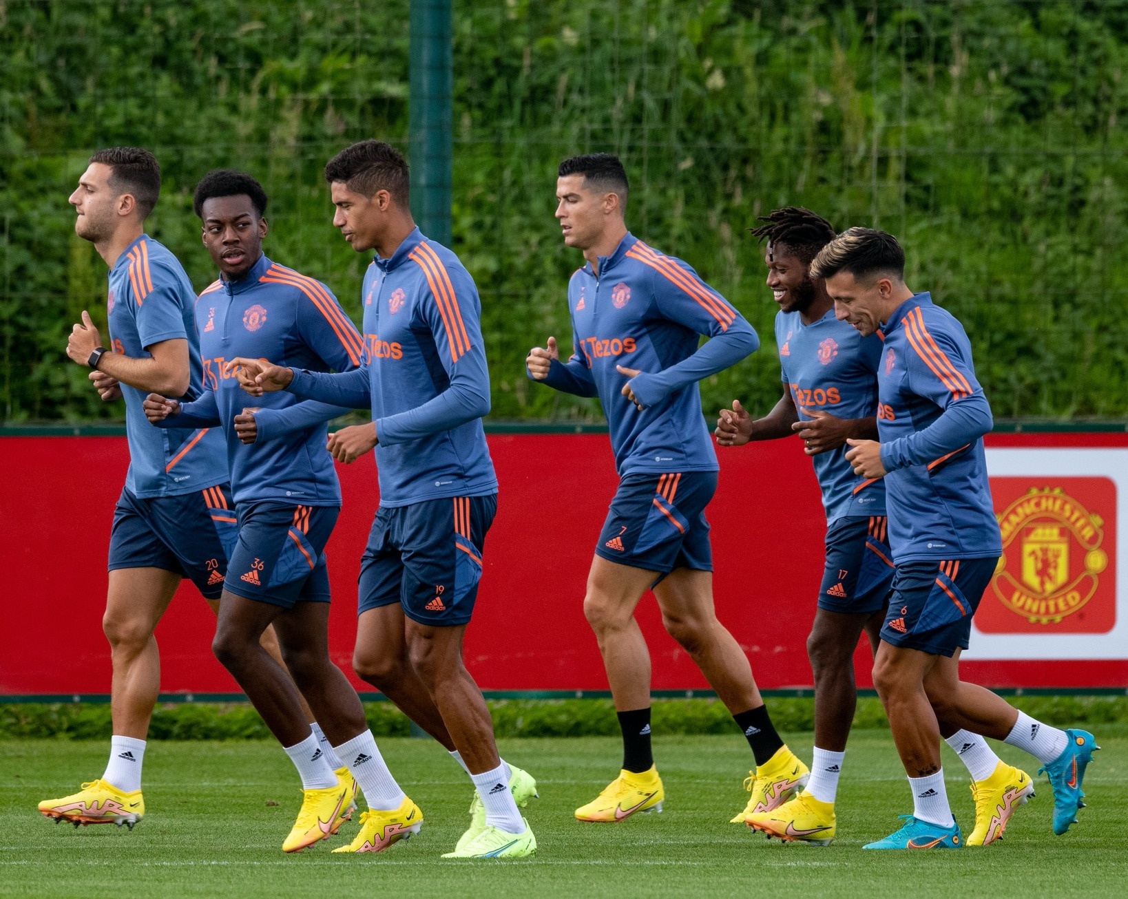 Ronaldo the hien su chuyen nghiep trong buoi tap cua MU anh 3