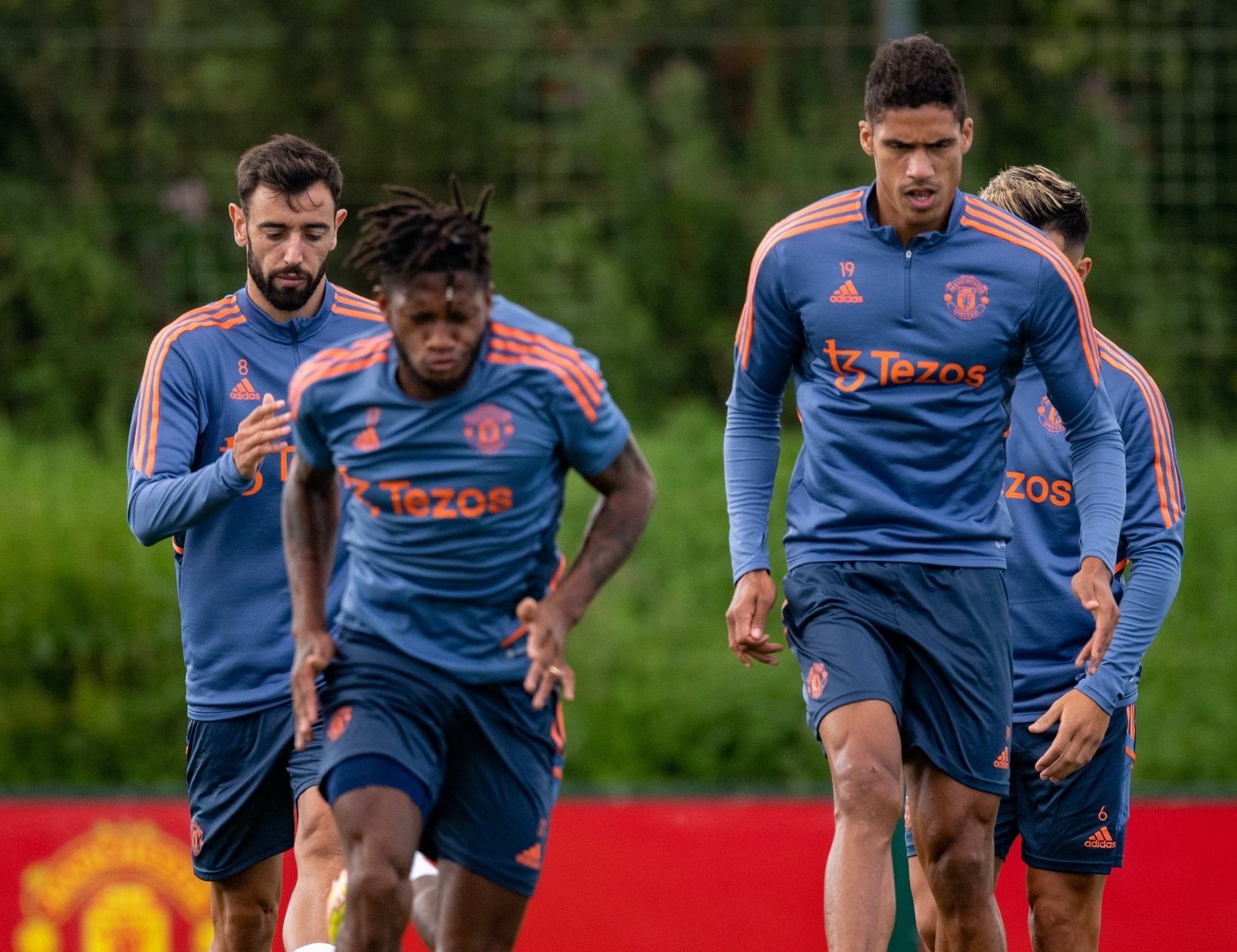 Ronaldo the hien su chuyen nghiep trong buoi tap cua MU anh 7