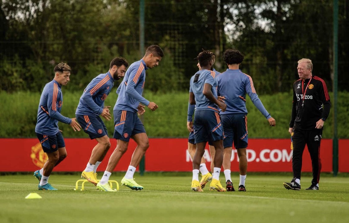 Ronaldo the hien su chuyen nghiep trong buoi tap cua MU anh 8