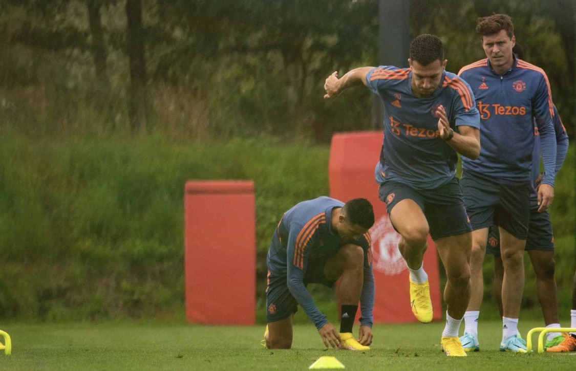 Ronaldo the hien su chuyen nghiep trong buoi tap cua MU anh 5