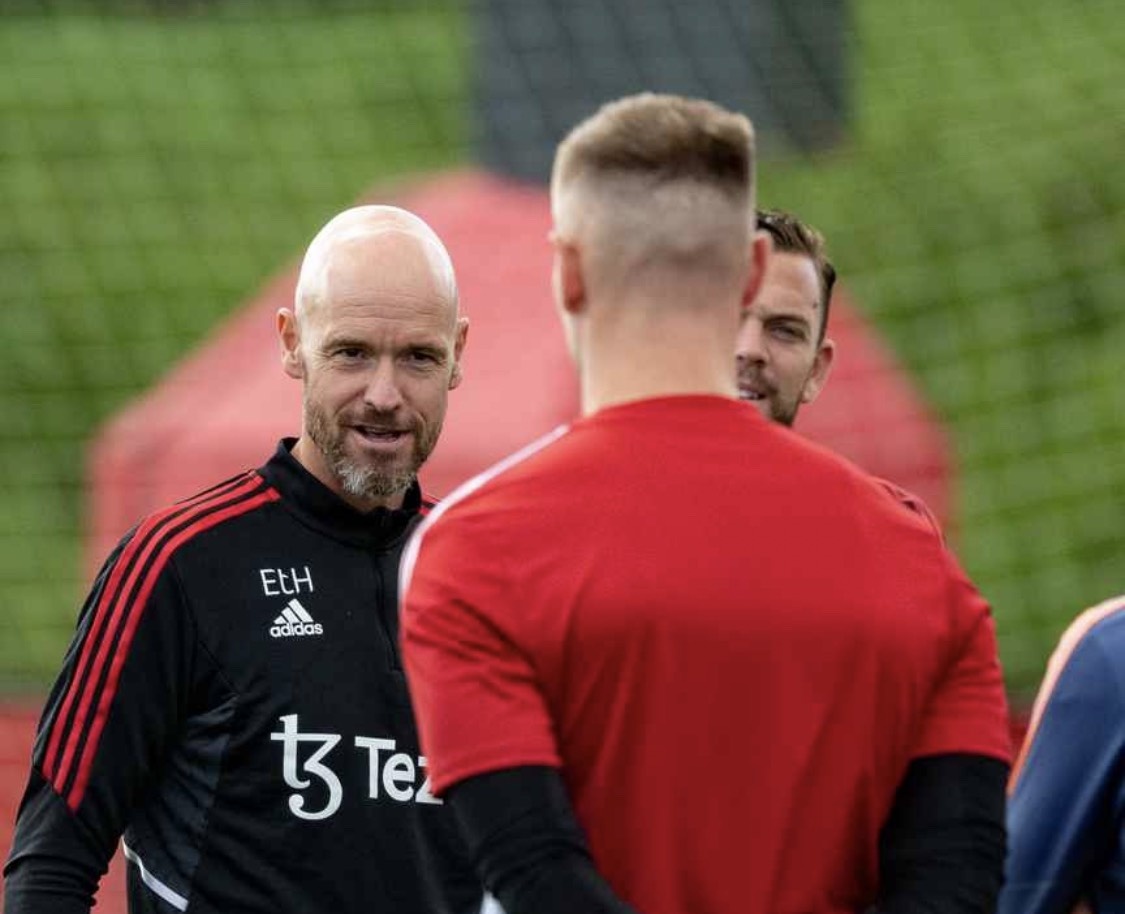 Ronaldo the hien su chuyen nghiep trong buoi tap cua MU anh 1