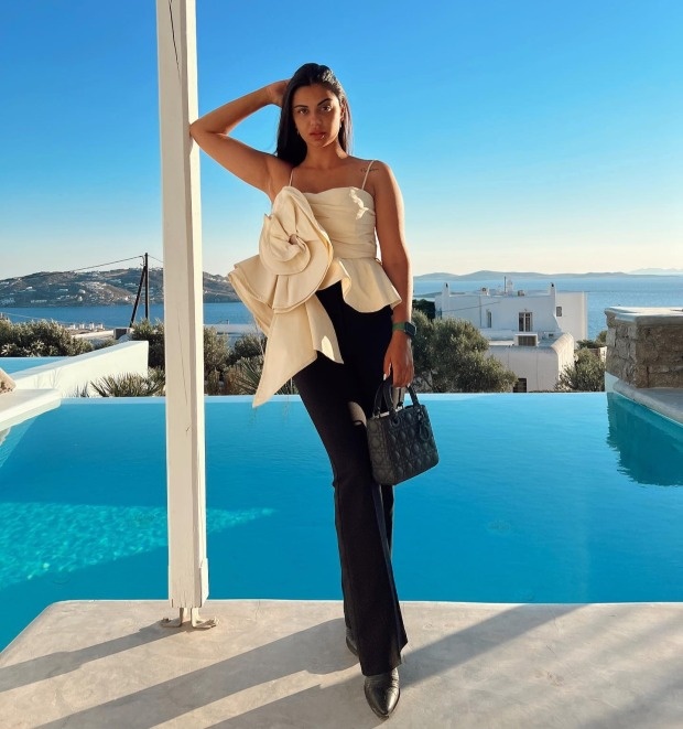 Gu thoi trang cua ban gai Marc Cucurella anh 6