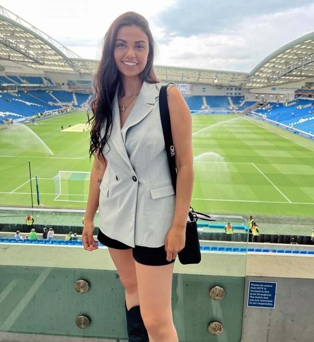 Gu thoi trang cua ban gai Marc Cucurella anh 7