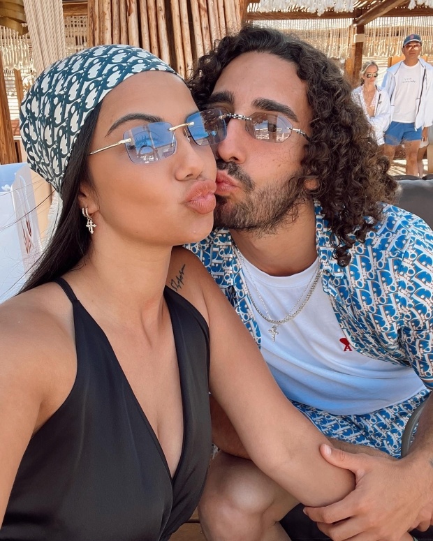 Gu thoi trang cua ban gai Marc Cucurella anh 10