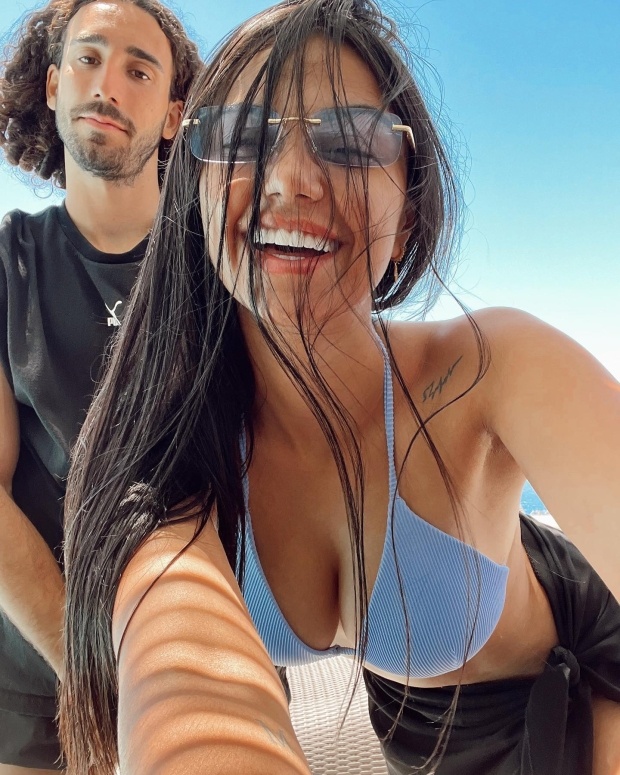 Gu thoi trang cua ban gai Marc Cucurella anh 8