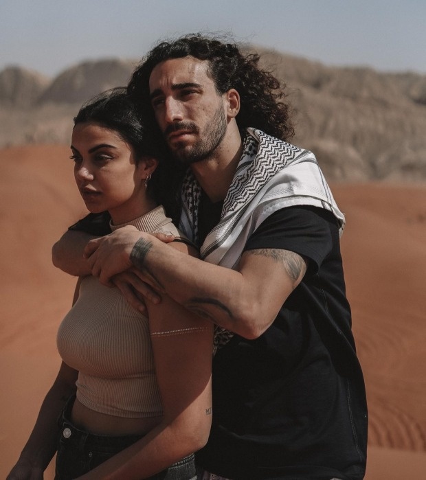 Gu thoi trang cua ban gai Marc Cucurella anh 11