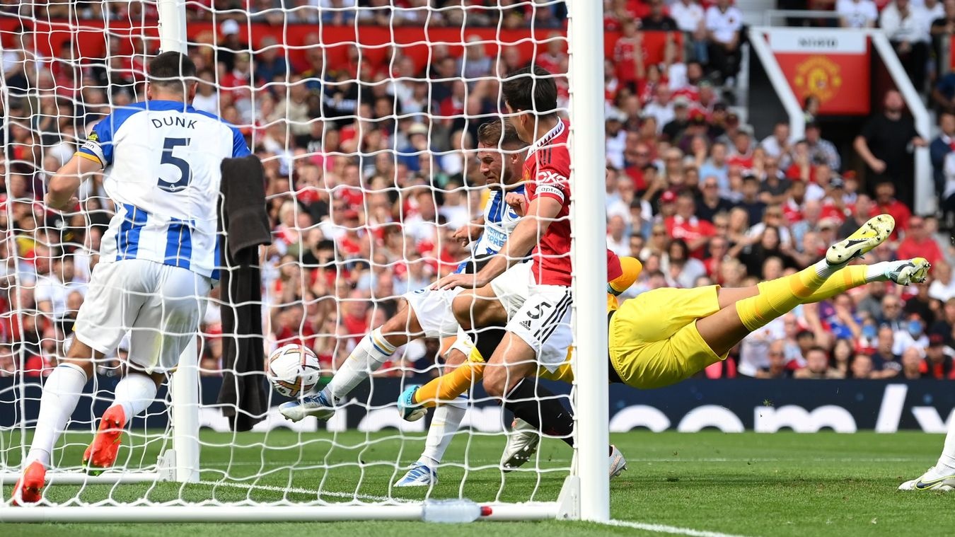 Maguire vat cau thu Brighton trong pha xo xat anh 1