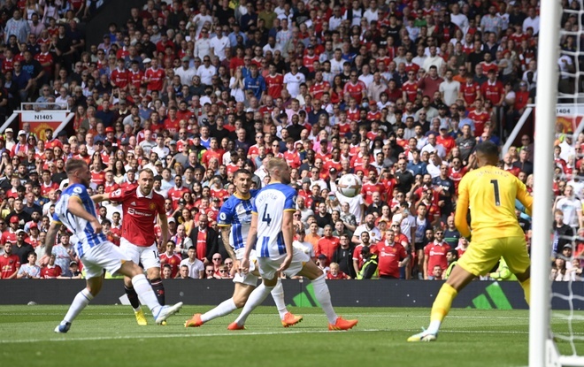 Maguire vat cau thu Brighton trong pha xo xat anh 9