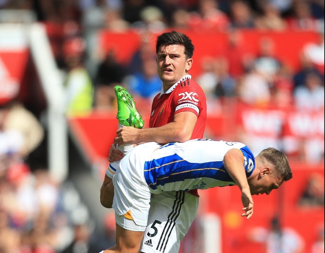 Maguire vat chan cau thu Brighton trong pha xo xat hinh anh