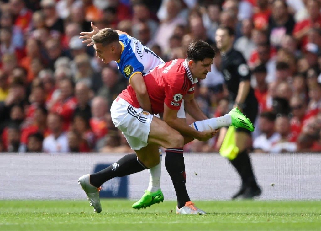 Maguire vat cau thu Brighton trong pha xo xat anh 3