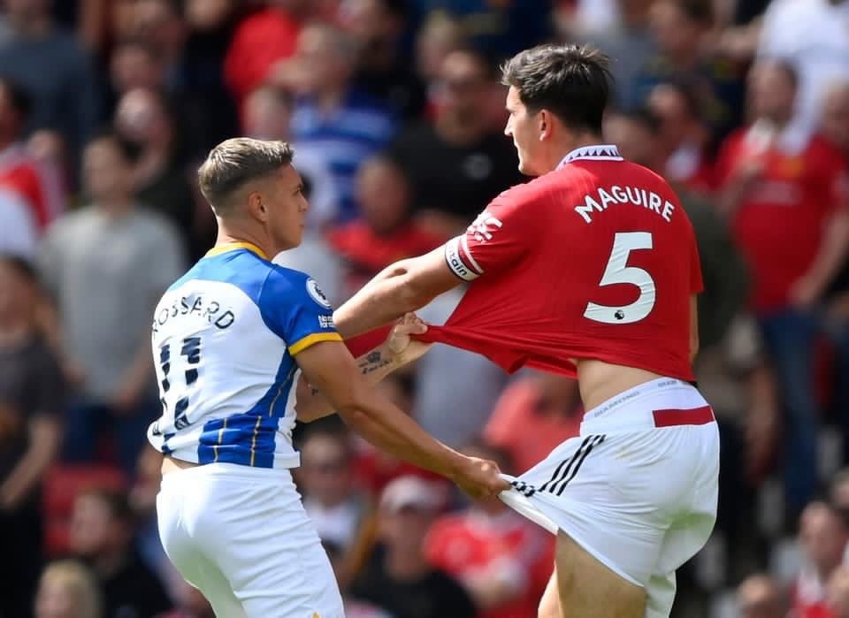 Maguire vat cau thu Brighton trong pha xo xat anh 2