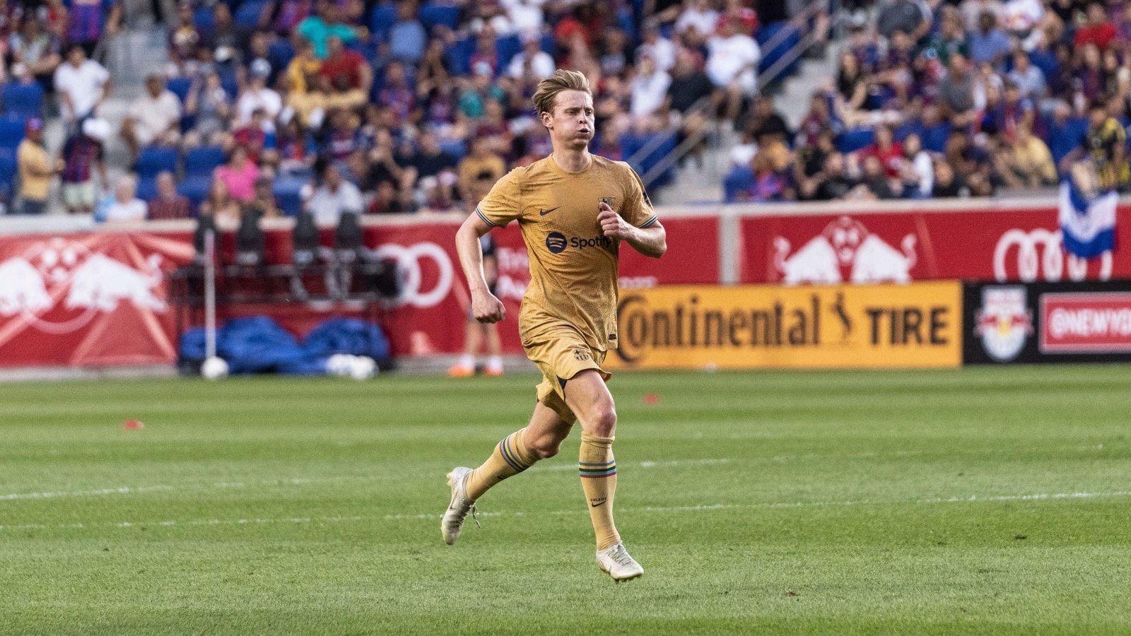 Nhung ben do tiem nang cua De Jong anh 8