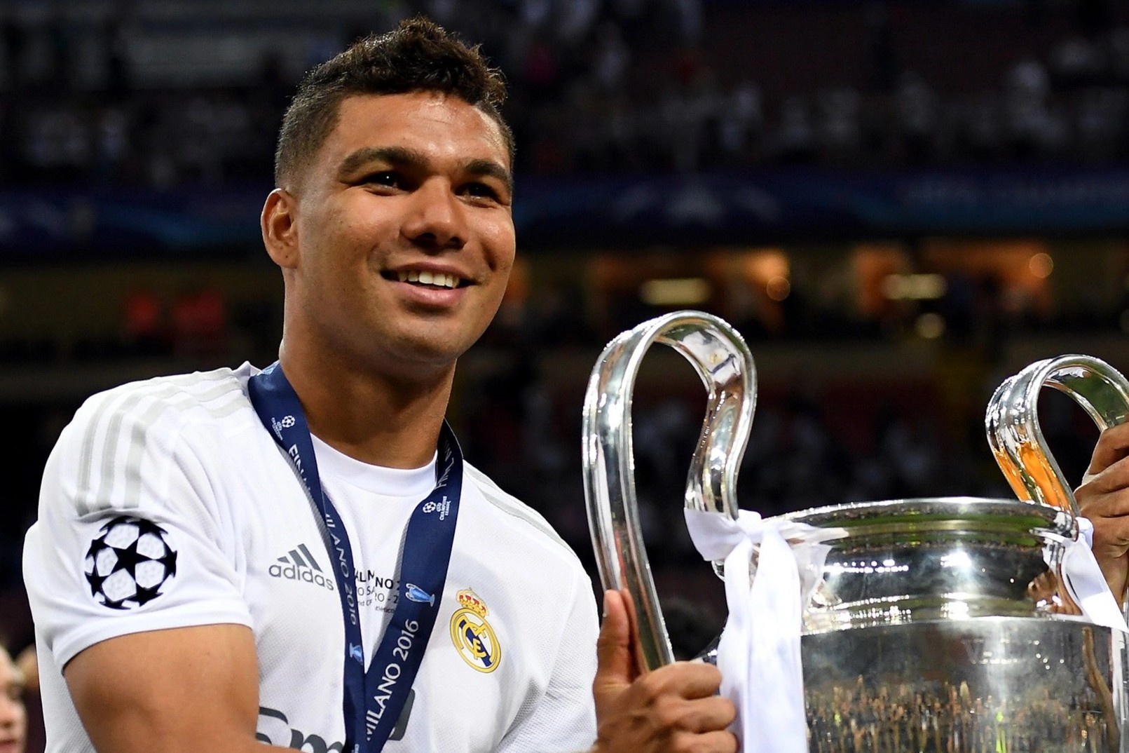 MU mua Casemiro va cai nhin sai ve nha Glazer hinh anh