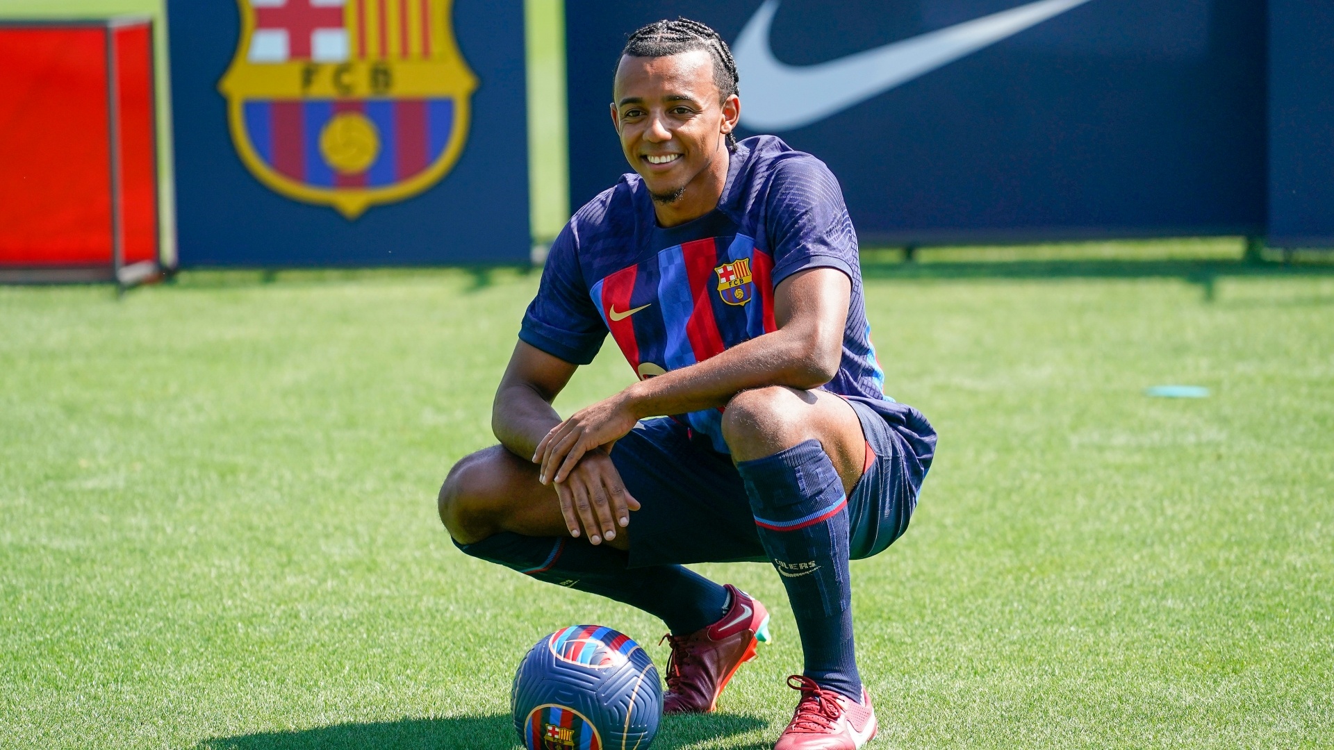 Barca dang ky tan binh anh 1