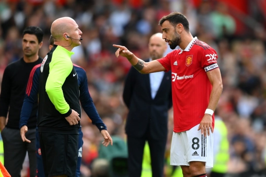 Fernandes noi gi voi trong tai trong ngay danh bai Arsenal? hinh anh