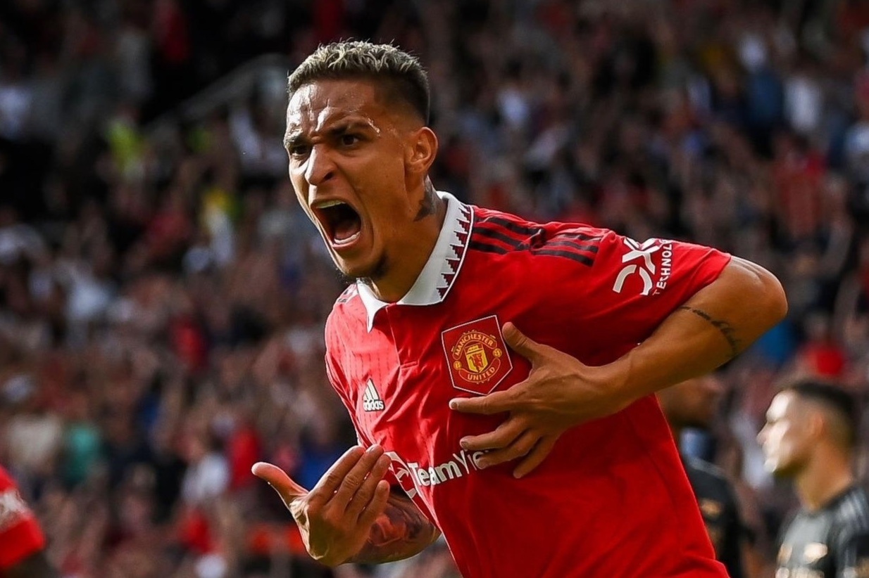 Antony bi chi trich vi pha bieu dien truoc Arsenal hinh anh