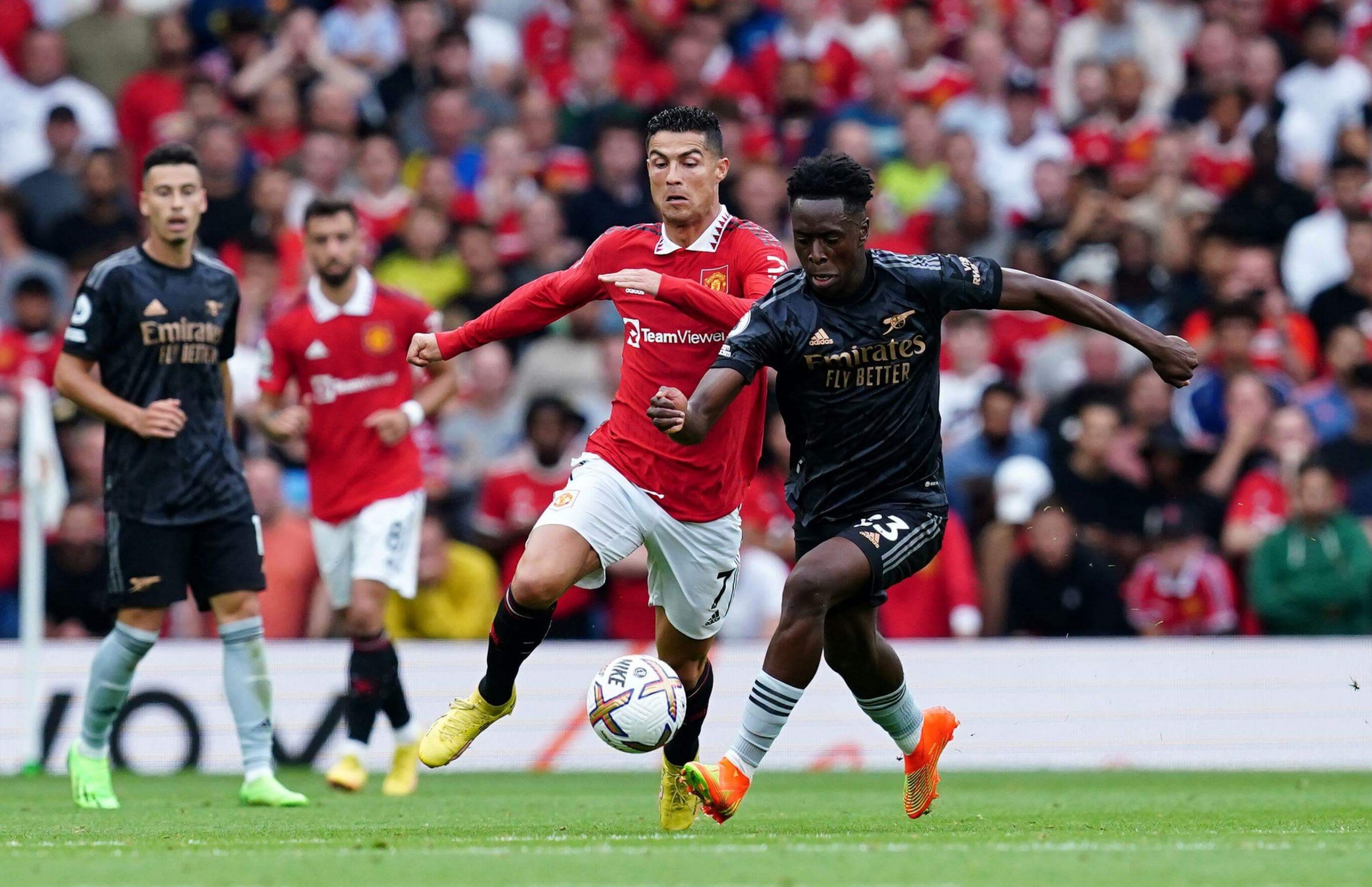 MU khac biet khi ca Ronaldo cung phai duoi bong hinh anh