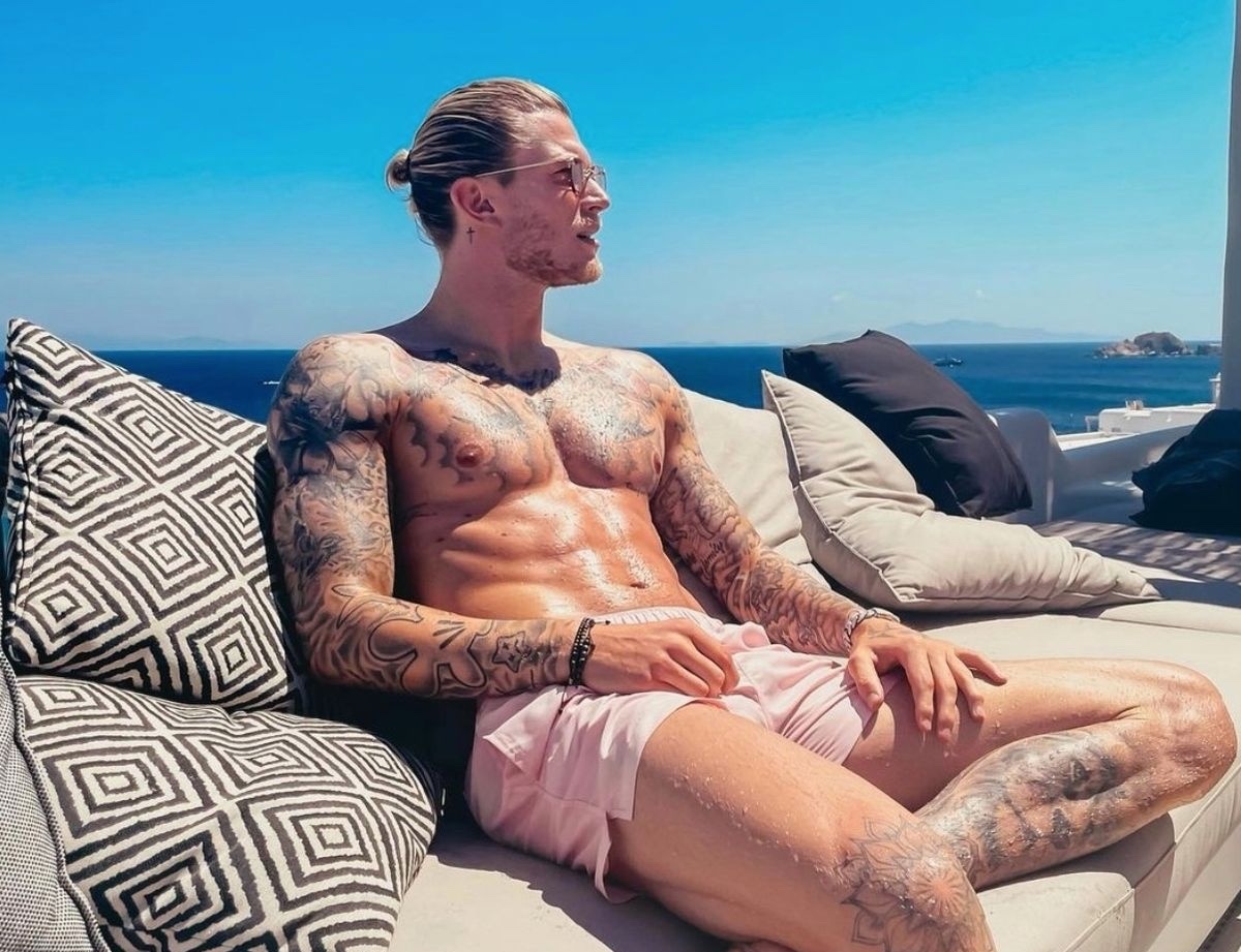 Dien mao moi cua Loris Karius hinh anh