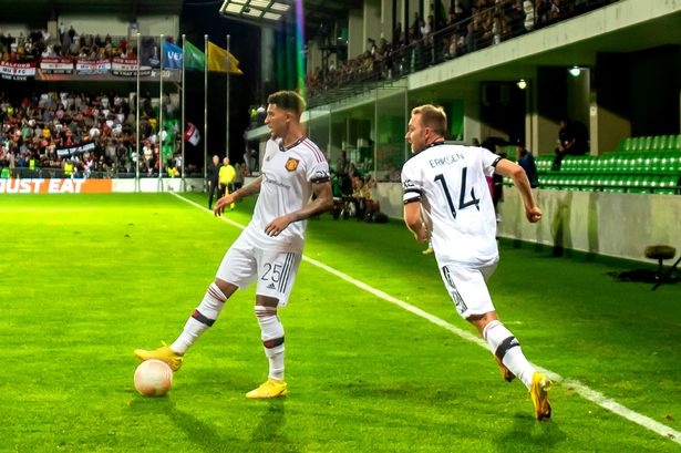 Eriksen giup MU quen Pogba anh 2