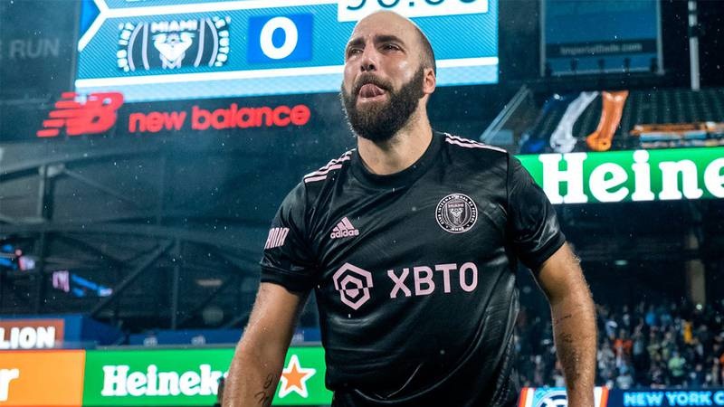 Higuain bat khoc sau khi choi tran cuoi cung su nghiep hinh anh