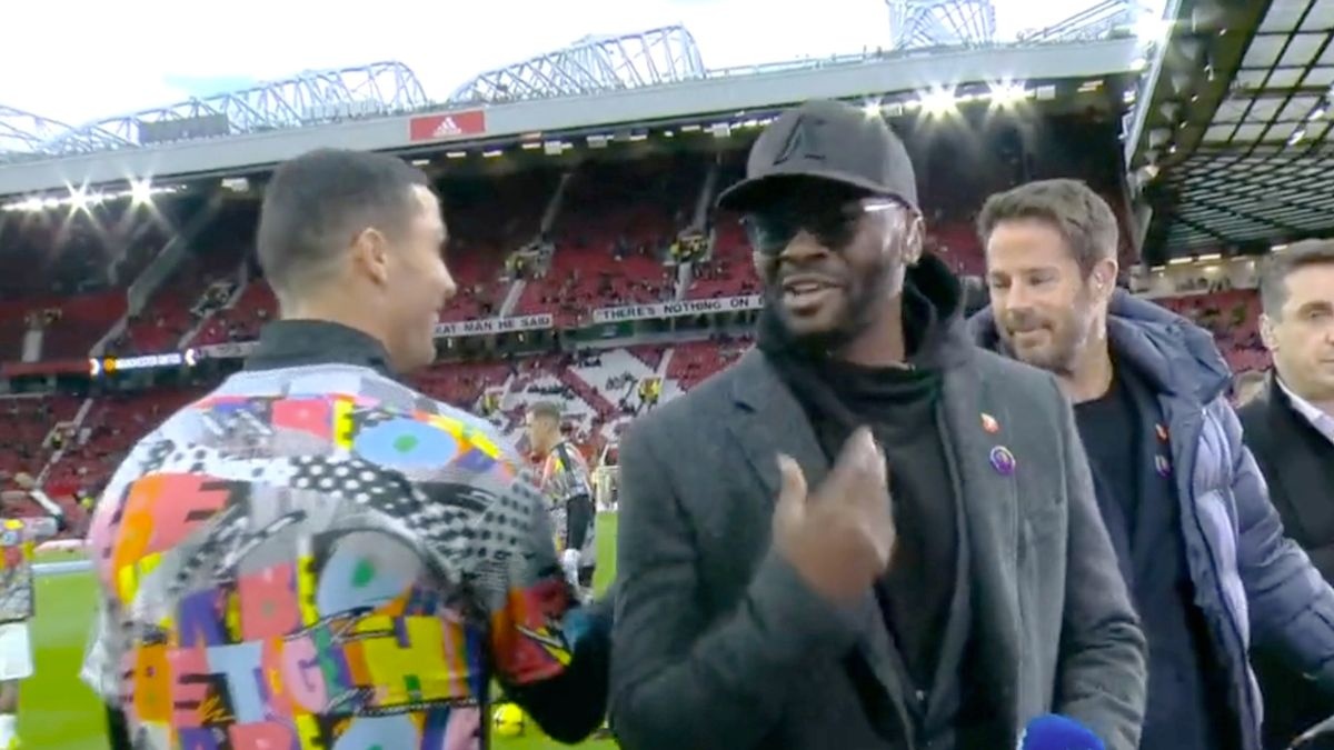 Ronaldo lam ngo Neville anh 1