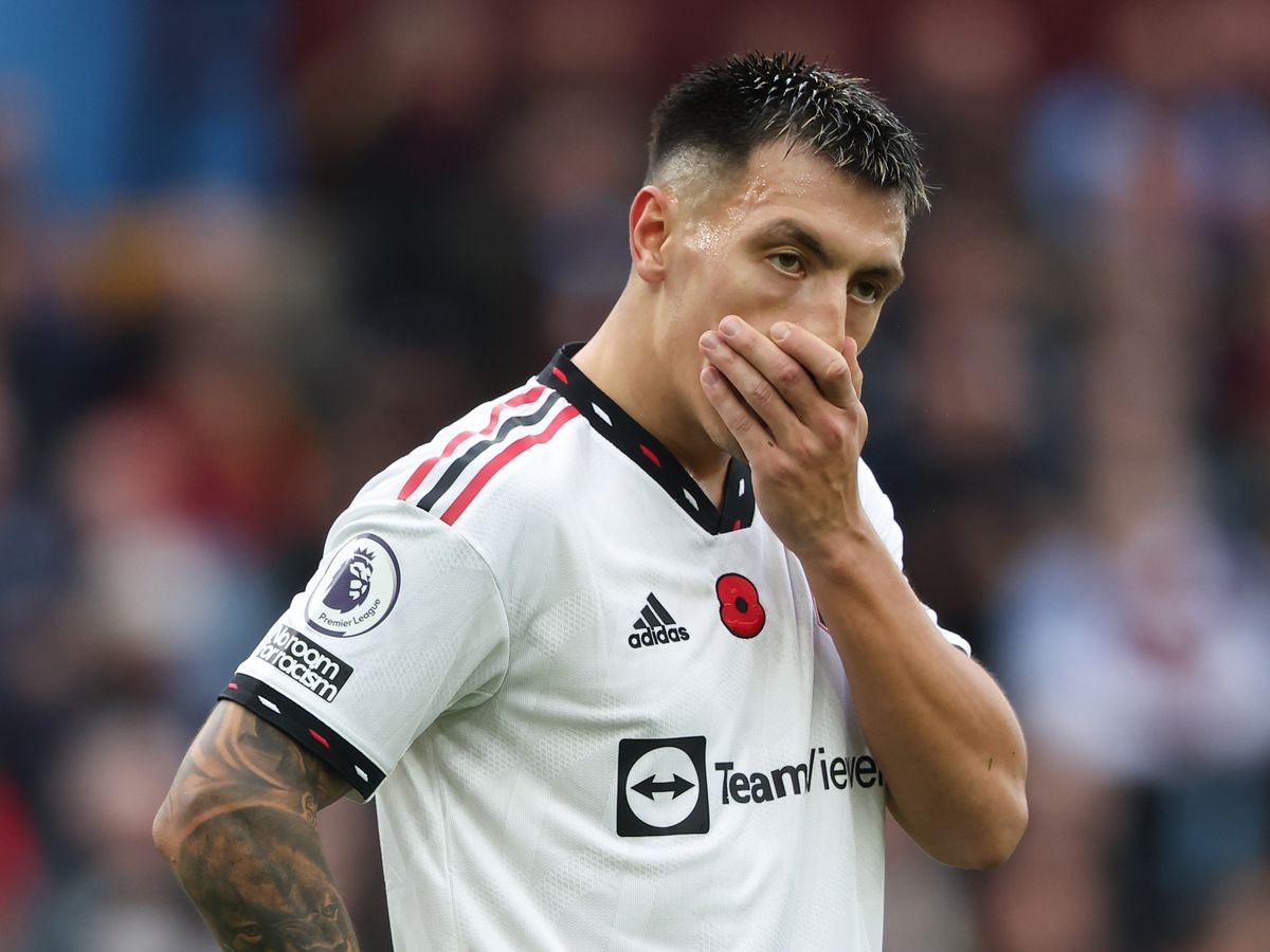 Lisandro Martinez thoat the do du hai lan danh cho doi thu hinh anh