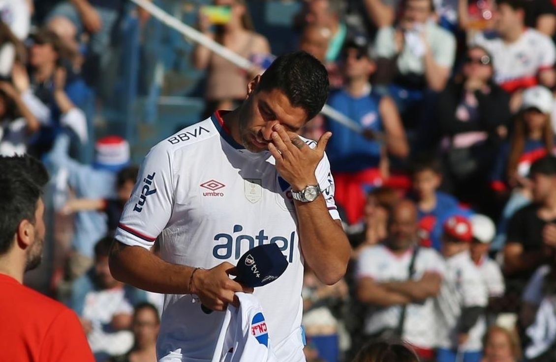 Suarez bat khoc khi chia tay doi bong thoi tre hinh anh