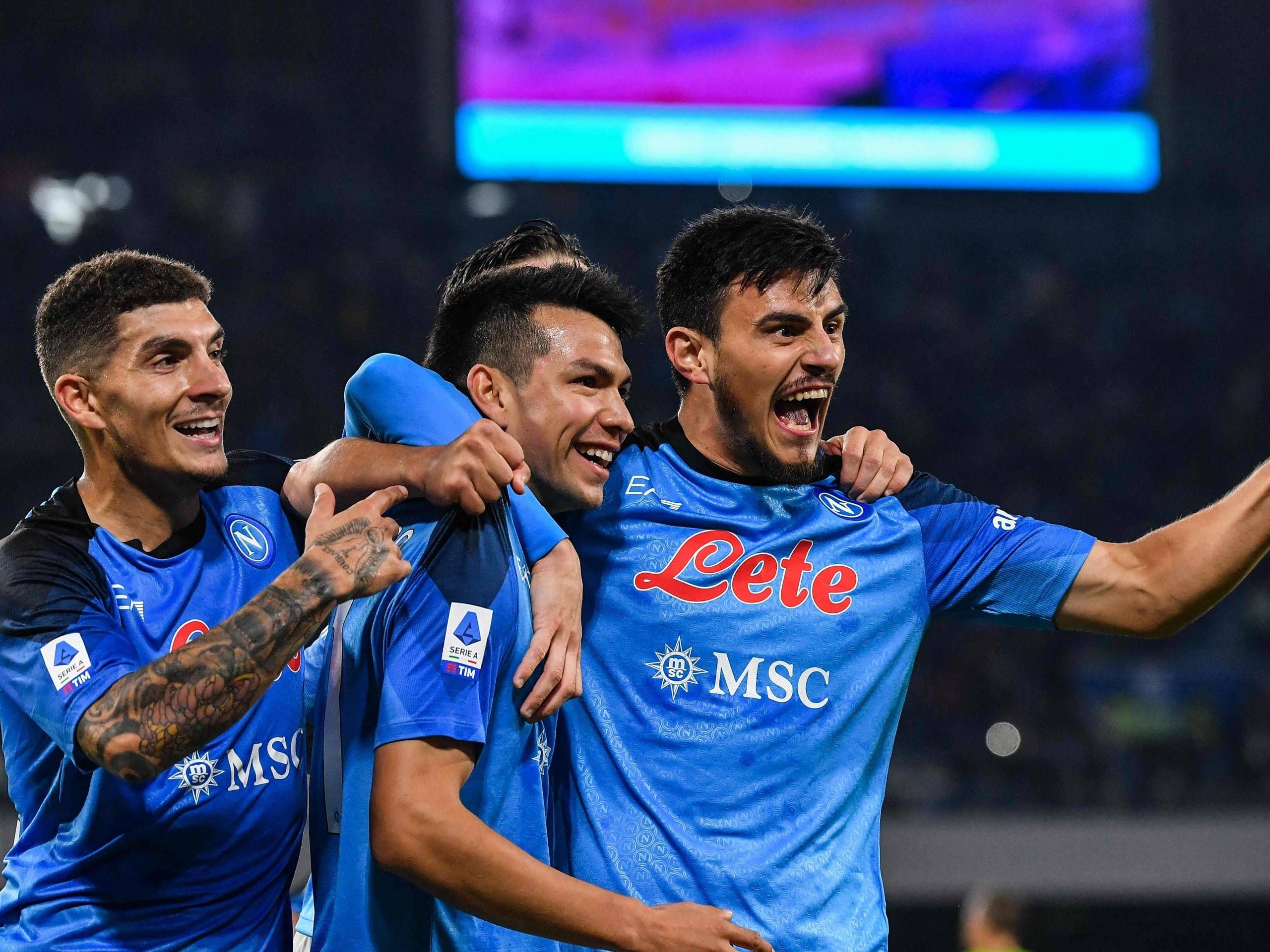 Napoli thang 10 tran lien anh 1