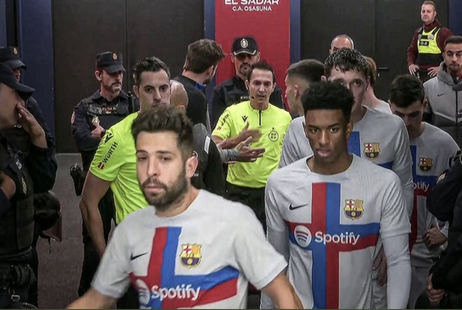 Pique bi vu oan anh 1