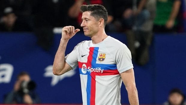 Lewandowski,  Pique bi trung phat anh 1