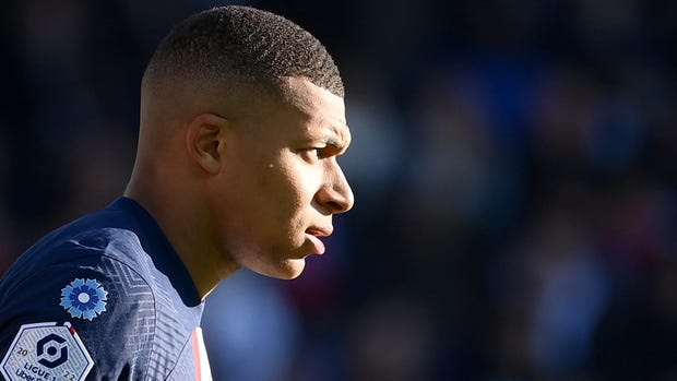 HLV PSG: 'Mbappe khong dung tren doi bong' hinh anh