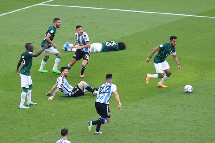 Messi om mat that vong anh 7