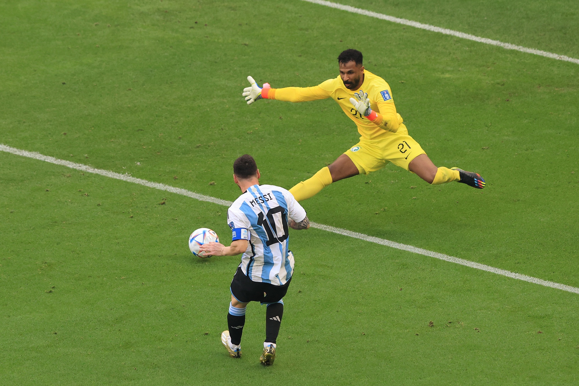 Messi om mat that vong anh 4