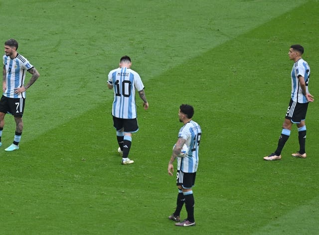 Messi om mat that vong anh 9