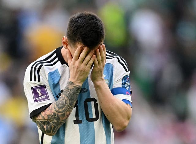 Messi om mat that vong khi Argentina thua soc hinh anh