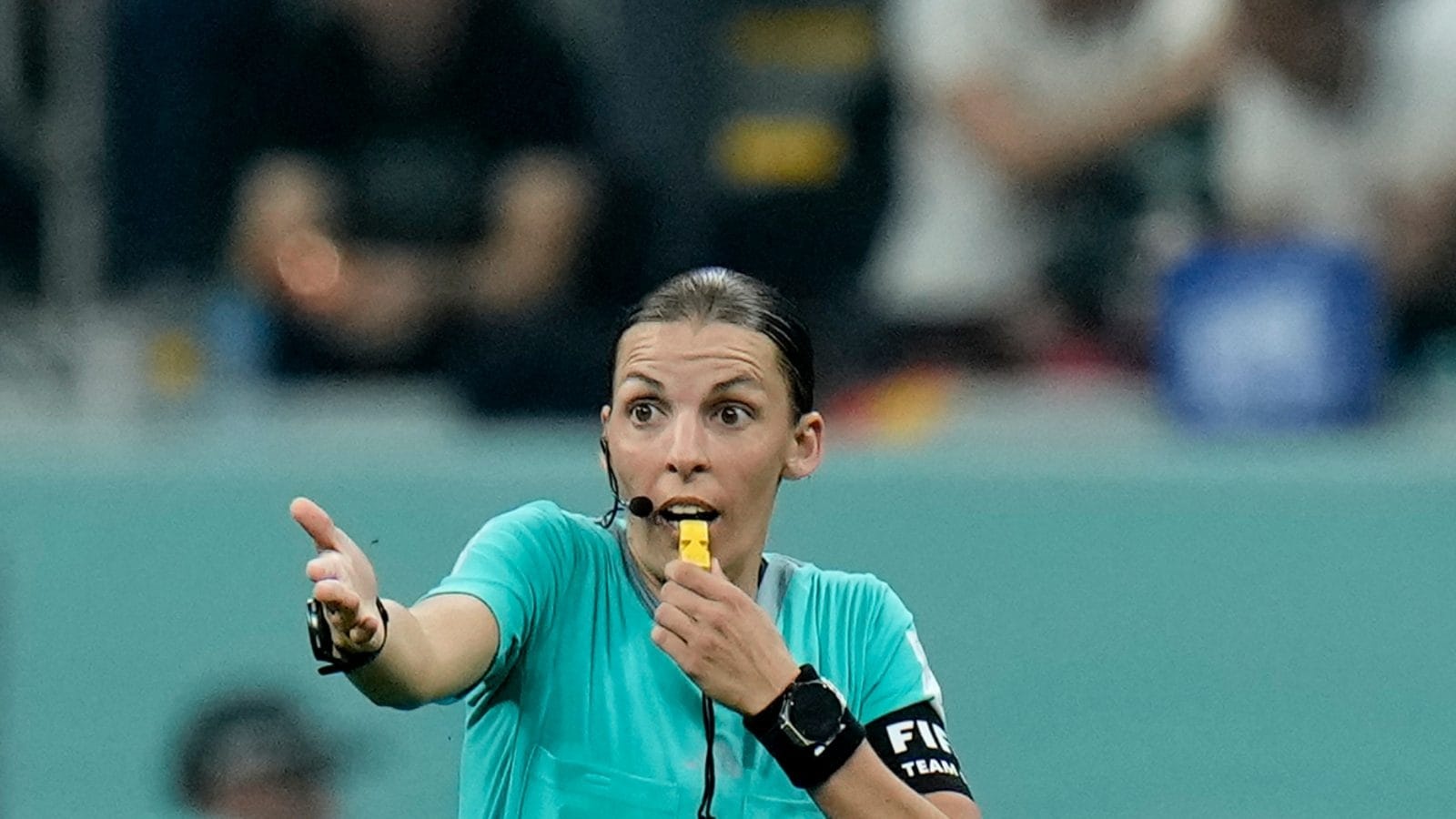 Phan hoi tich cuc danh cho nu trong tai pha vo lich su World Cup hinh anh