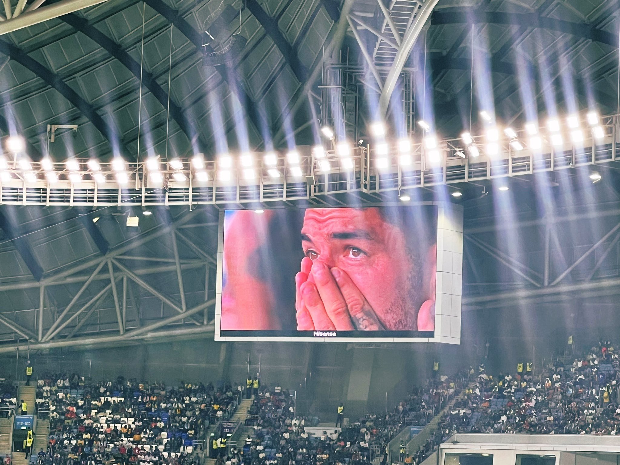 Suarez,  Nunez bat khoc anh 4