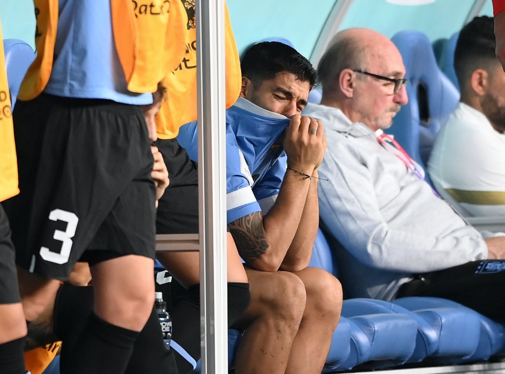 Suarez,  Nunez bat khoc anh 3