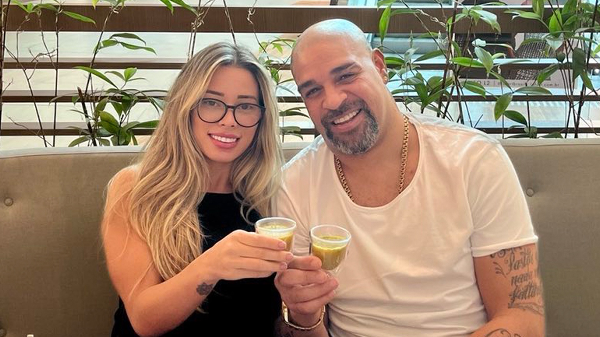 Adriano va vo kem 15 tuoi ly than sau 24 ngay cuoi hinh anh