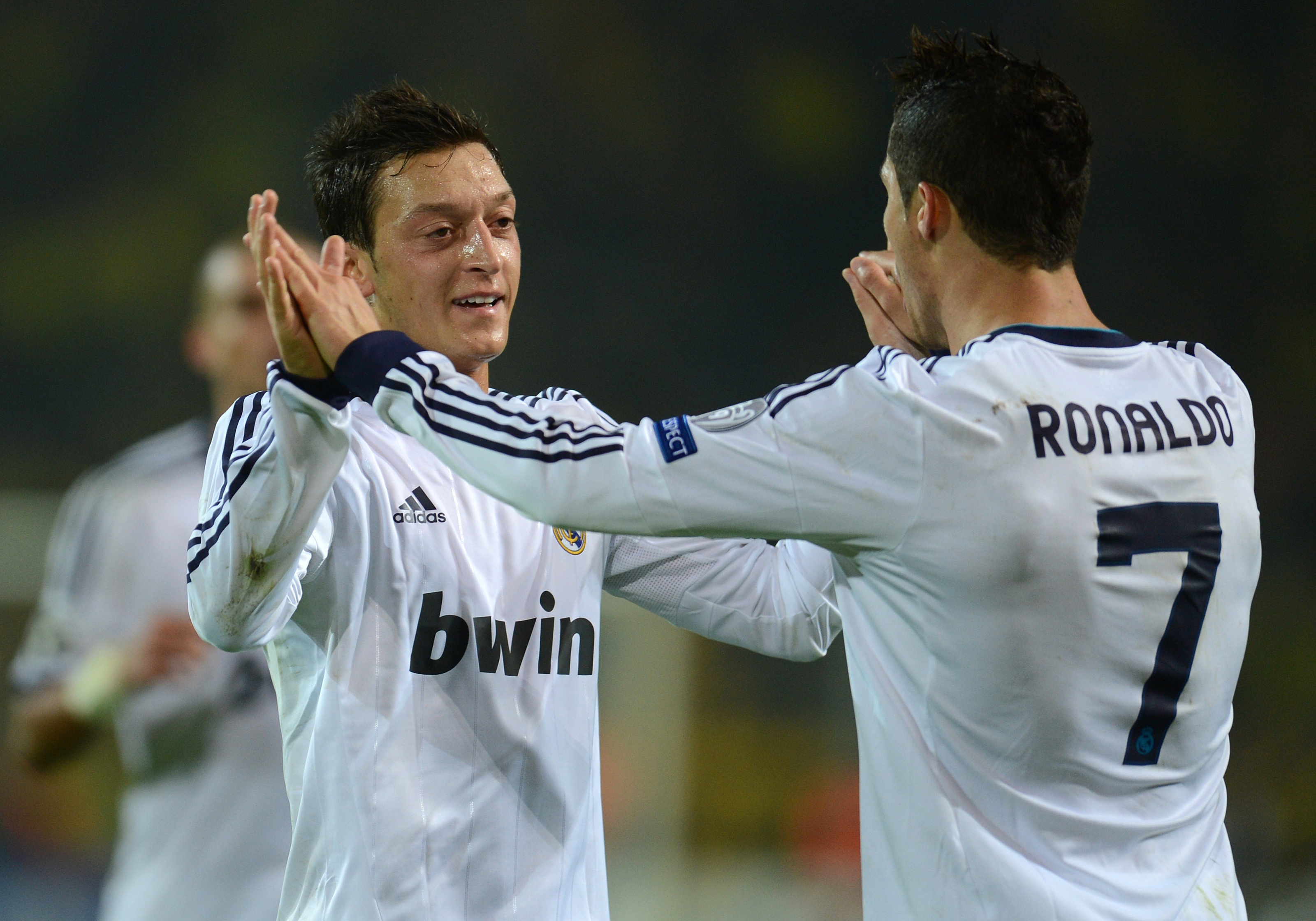 Mesut Ozil: 'Hay ton trong Ronaldo' hinh anh