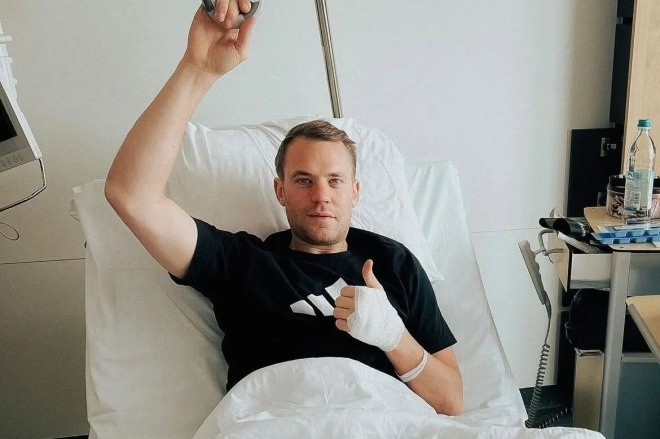 Neuer gay chan, nghi het mua hinh anh