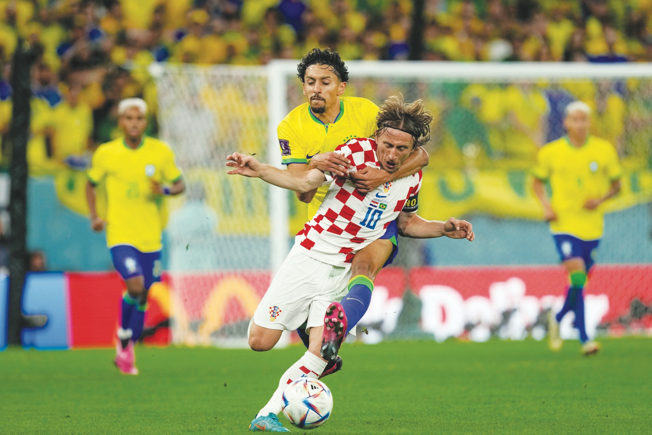 Nga mu truoc Luka Modric anh 1